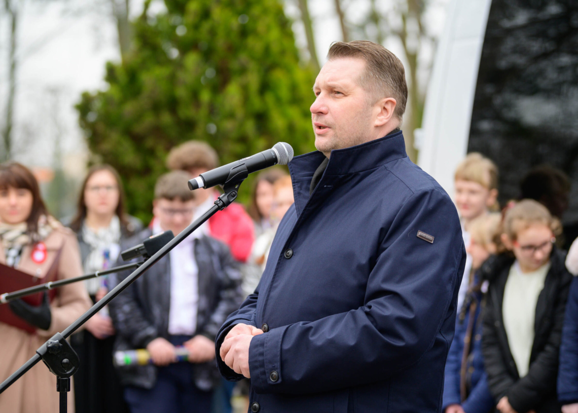 Podopieczni Zespołu Szkół Specjalnych w Warcie otrzymali nowy bus,