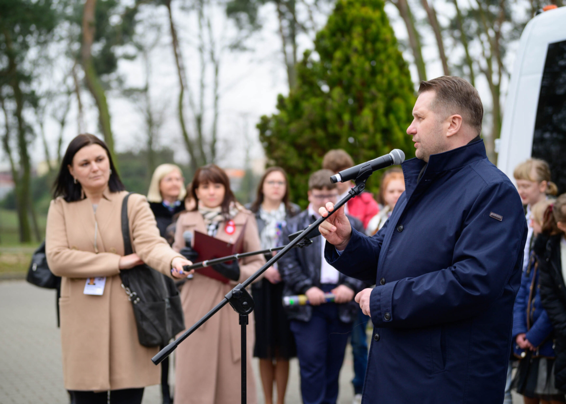 Podopieczni Zespołu Szkół Specjalnych w Warcie otrzymali nowy bus,