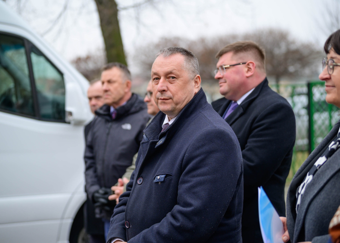 Podopieczni Zespołu Szkół Specjalnych w Warcie otrzymali nowy bus,