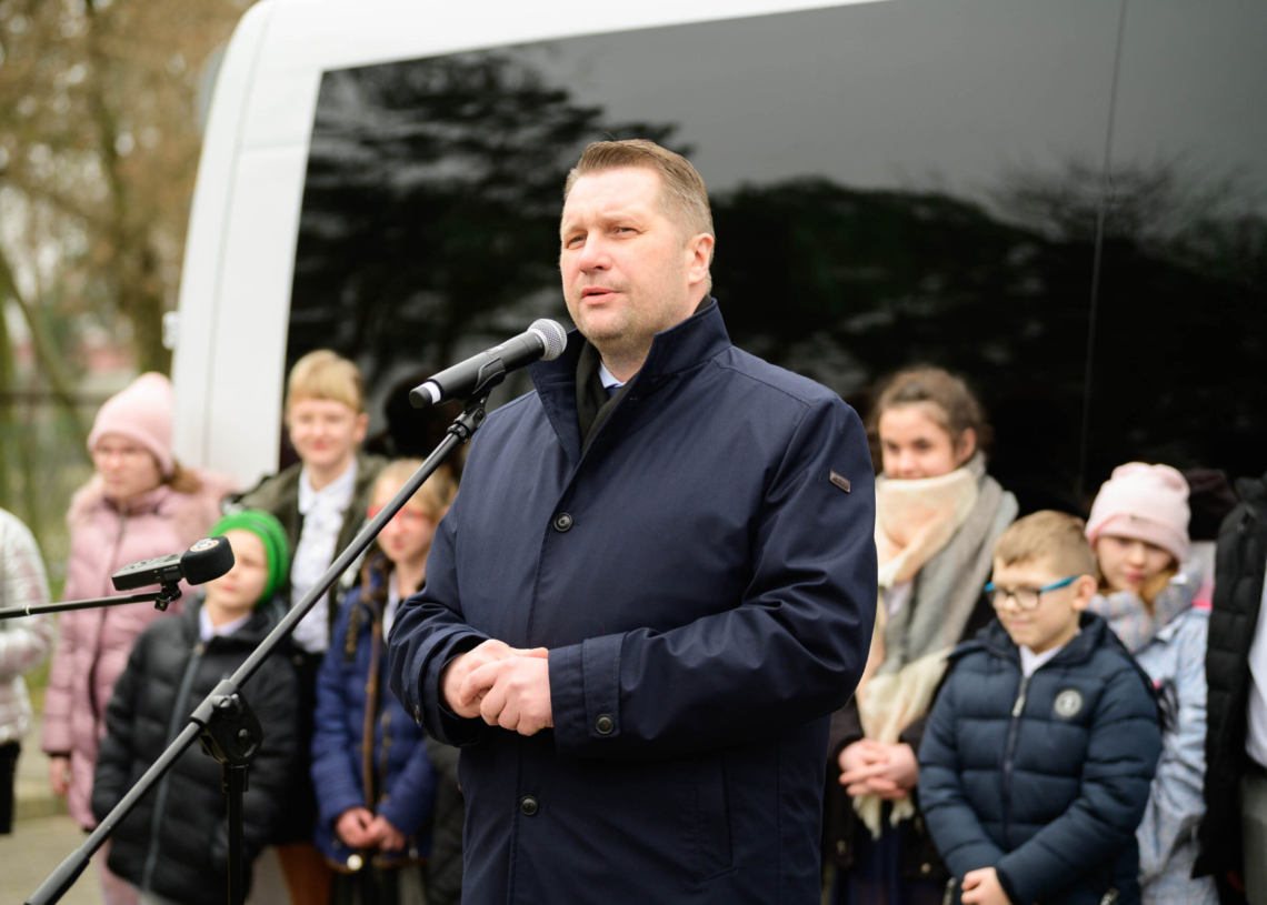 Podopieczni Zespołu Szkół Specjalnych w Warcie otrzymali nowy bus,