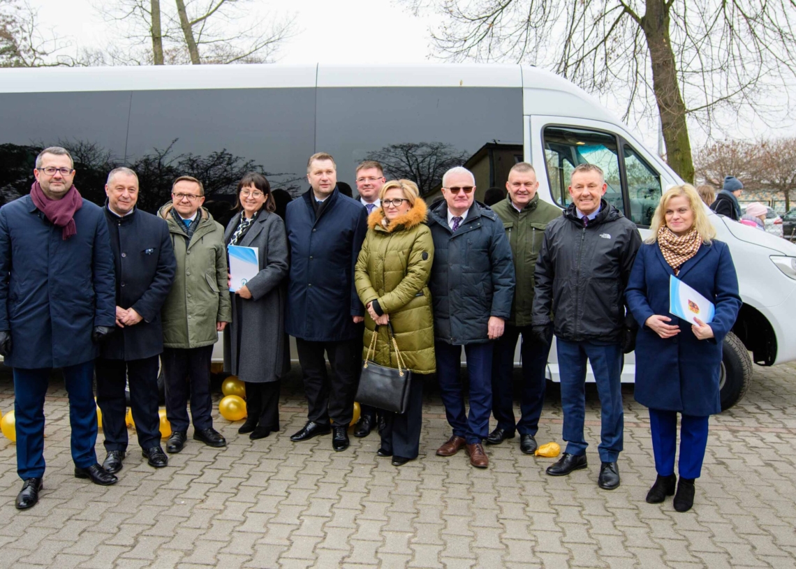 Podopieczni Zespołu Szkół Specjalnych w Warcie otrzymali nowy bus,