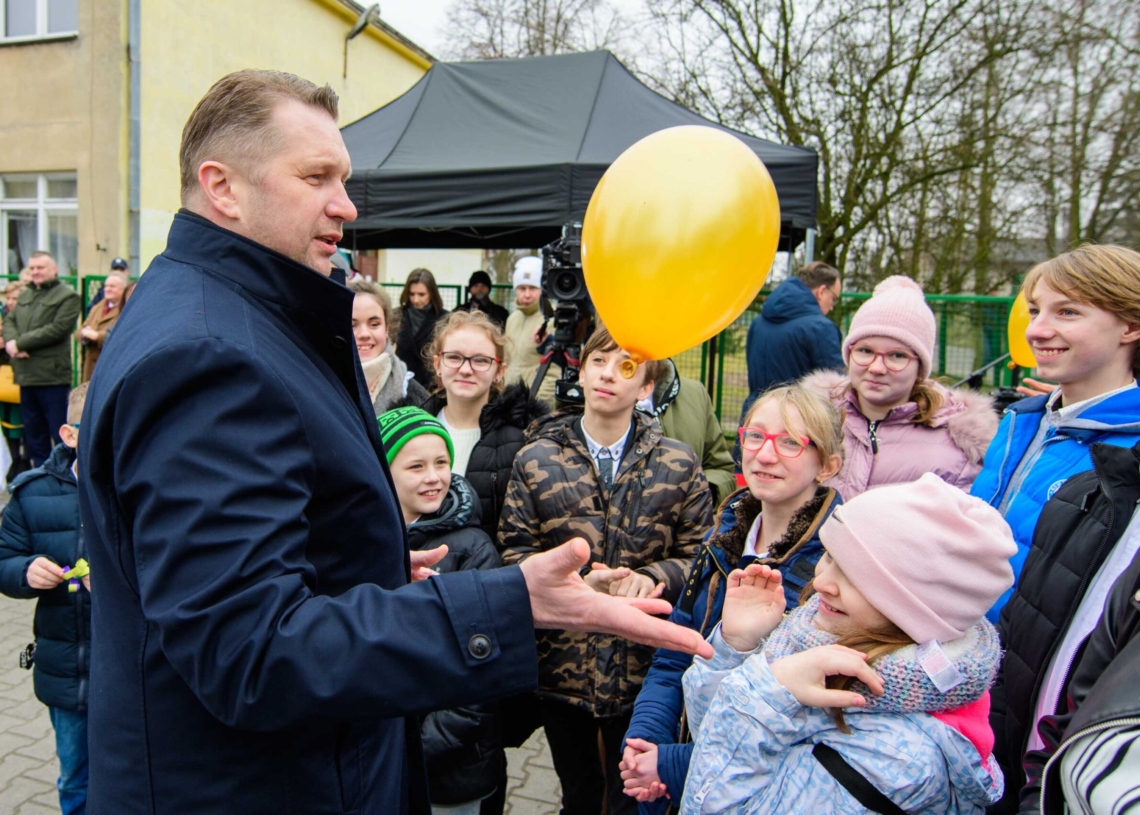 Podopieczni Zespołu Szkół Specjalnych w Warcie otrzymali nowy bus,