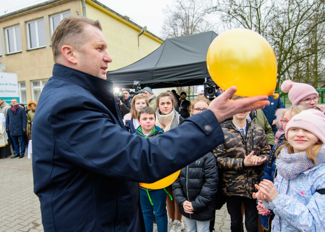 Podopieczni Zespołu Szkół Specjalnych w Warcie otrzymali nowy bus,