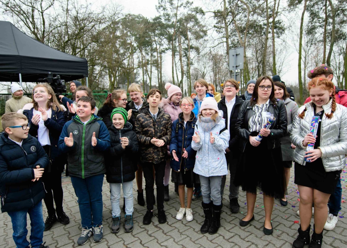 Podopieczni Zespołu Szkół Specjalnych w Warcie otrzymali nowy bus,