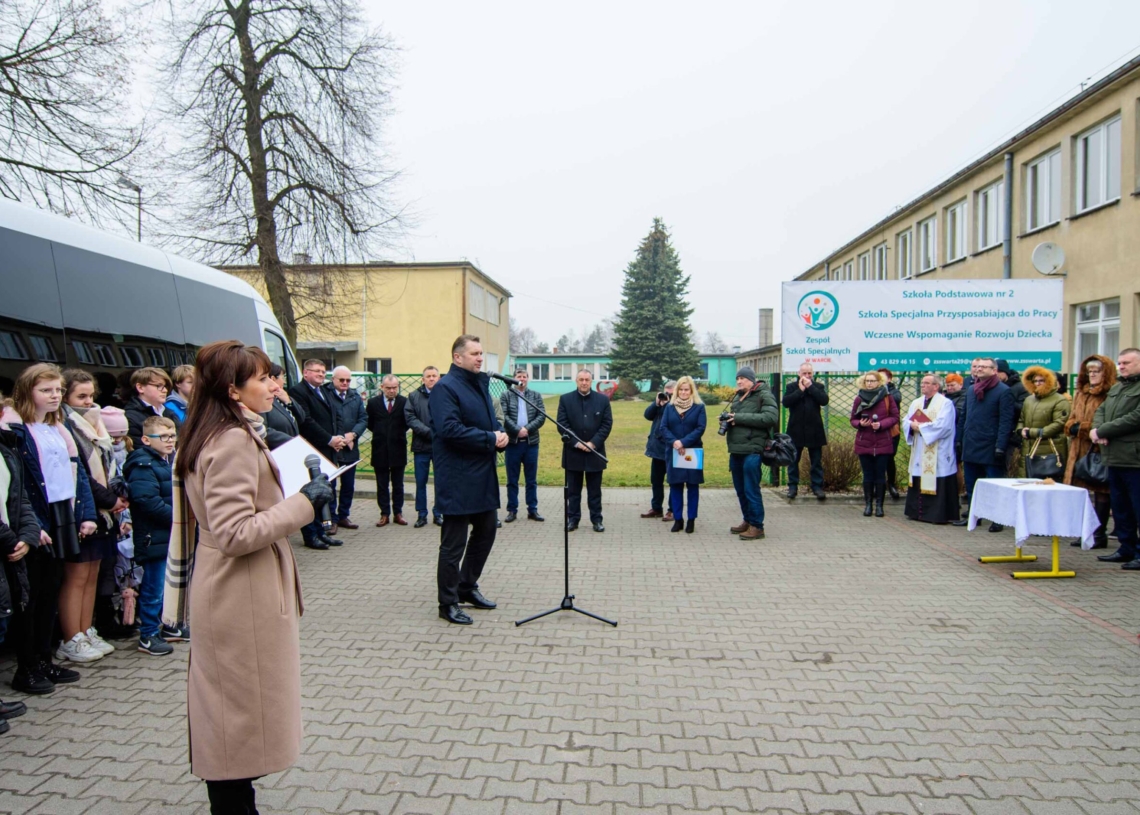 Podopieczni Zespołu Szkół Specjalnych w Warcie otrzymali nowy bus,