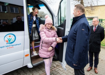 Podopieczni Zespołu Szkół Specjalnych w Warcie otrzymali nowy bus