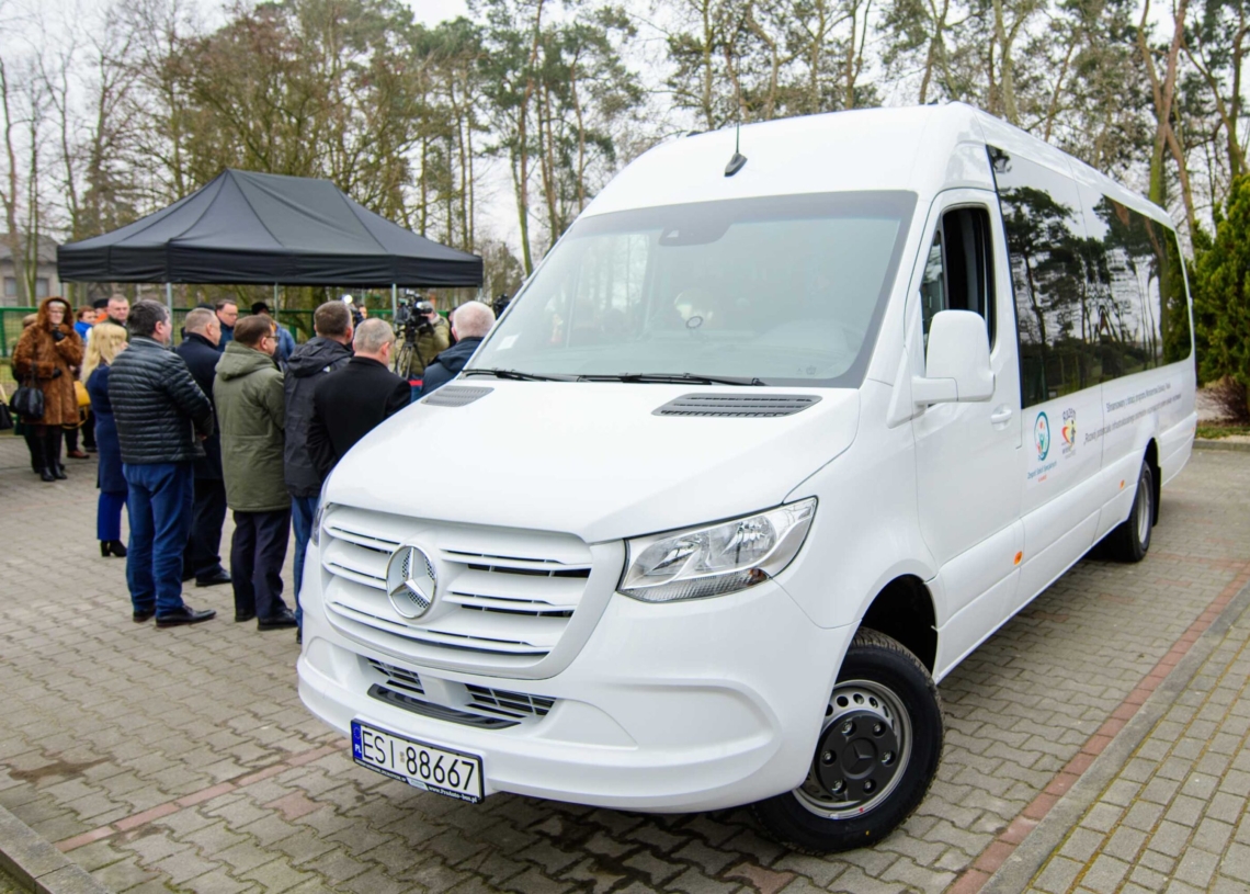 Podopieczni Zespołu Szkół Specjalnych w Warcie otrzymali nowy bus,