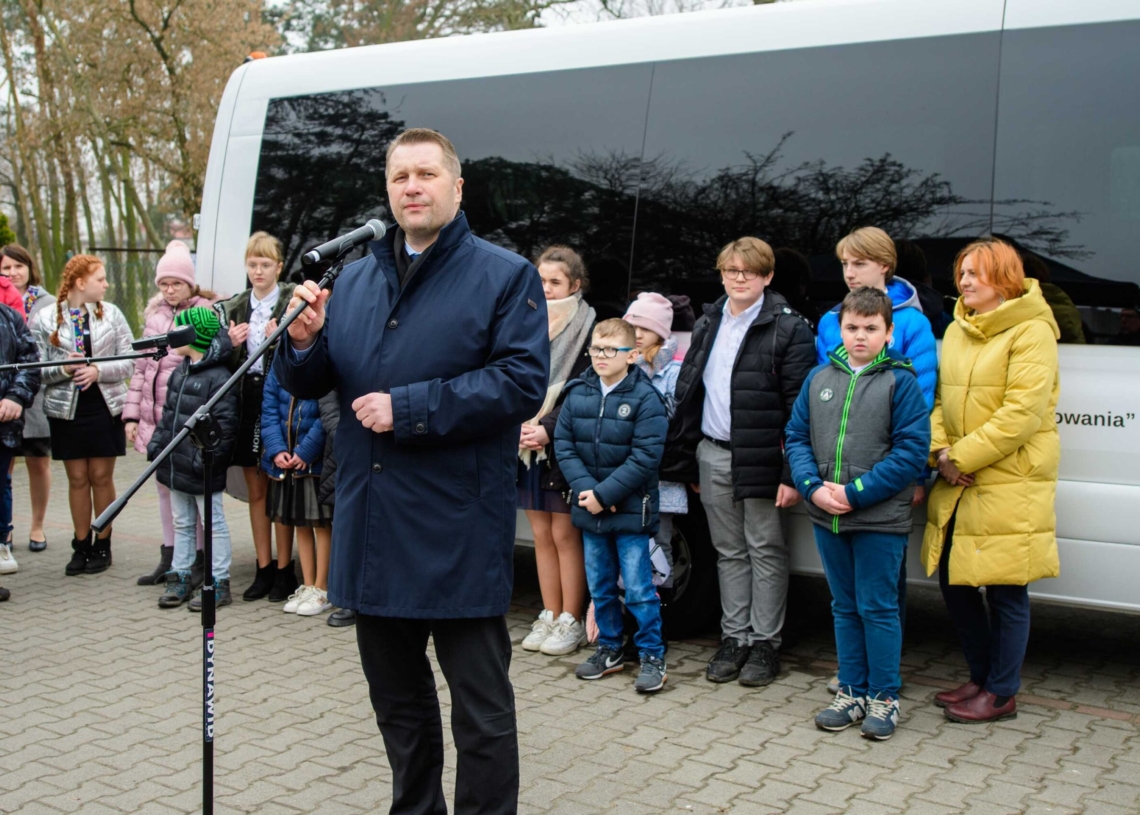 Podopieczni Zespołu Szkół Specjalnych w Warcie otrzymali nowy bus,