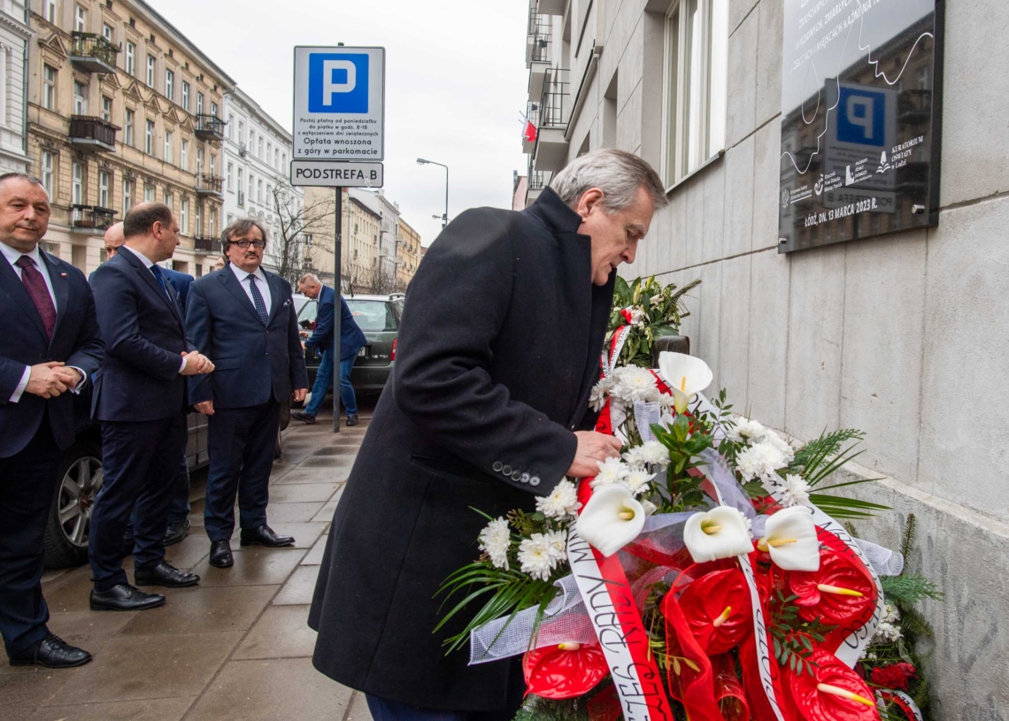 Prof. Piotr Gliński: Świat nie potrafił i nie potrafi znajdować recept na problemy współczesności 1 Zlozenie kwiatow przez premiera Glinskiego pod Kuratorium.5