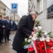 Prof. Piotr Gliński: Świat nie potrafił i nie potrafi znajdować recept na problemy współczesności 7 Zlozenie kwiatow przez premiera Glinskiego pod Kuratorium.5