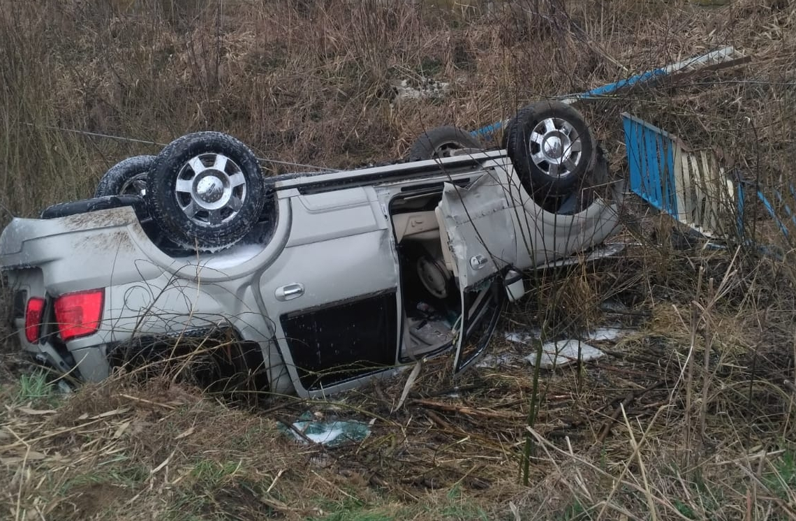 Dachowanie pod Pajęcznem. 72-latek wpadł autem do wysuszonego stawu 1 Dachowanie pod Pajęcznem