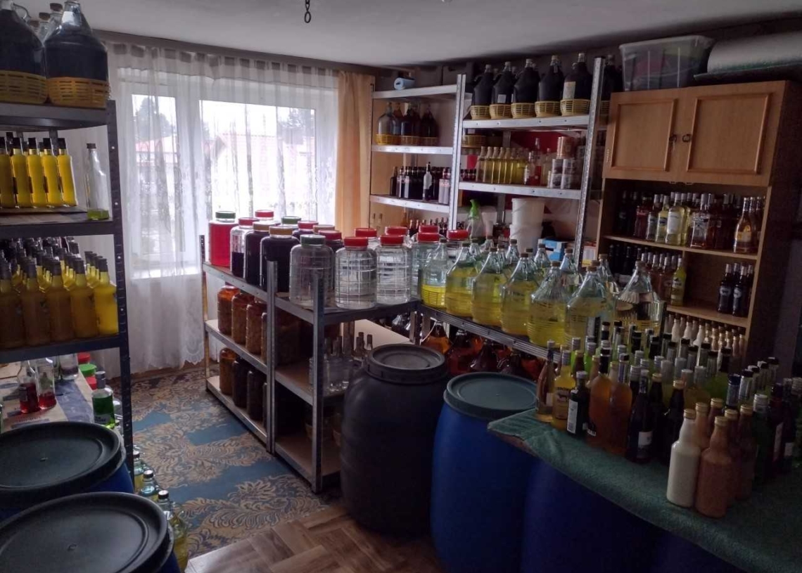 Nielegalny alkohol w Radomsku. Policja i KAS zlikwidowały przydomową „fabrykę” 1 Nielegalny alkohol w Radomsku