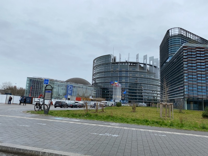Parlament Europejski: posłowie domagają się, by UE wspierała przemysł czystych technologii i zwalczała handel ludźmi 1 Parlament Europejski