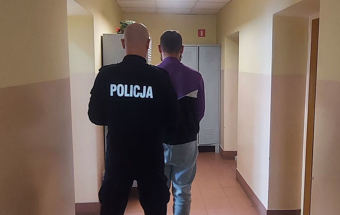 Pijany kierowca staranował radiowóz. Podróżowało z nim 7-letnie dziecko 1 Pijany kierowca staranował radiowóz