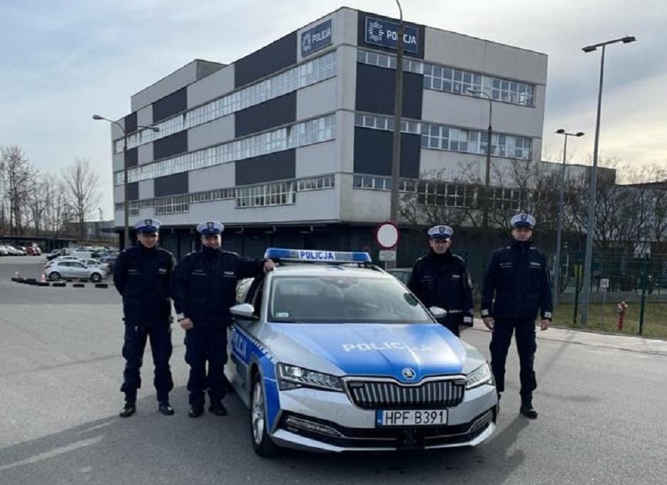 Policjanci eskortowali ciężarną kobietę do szpitala