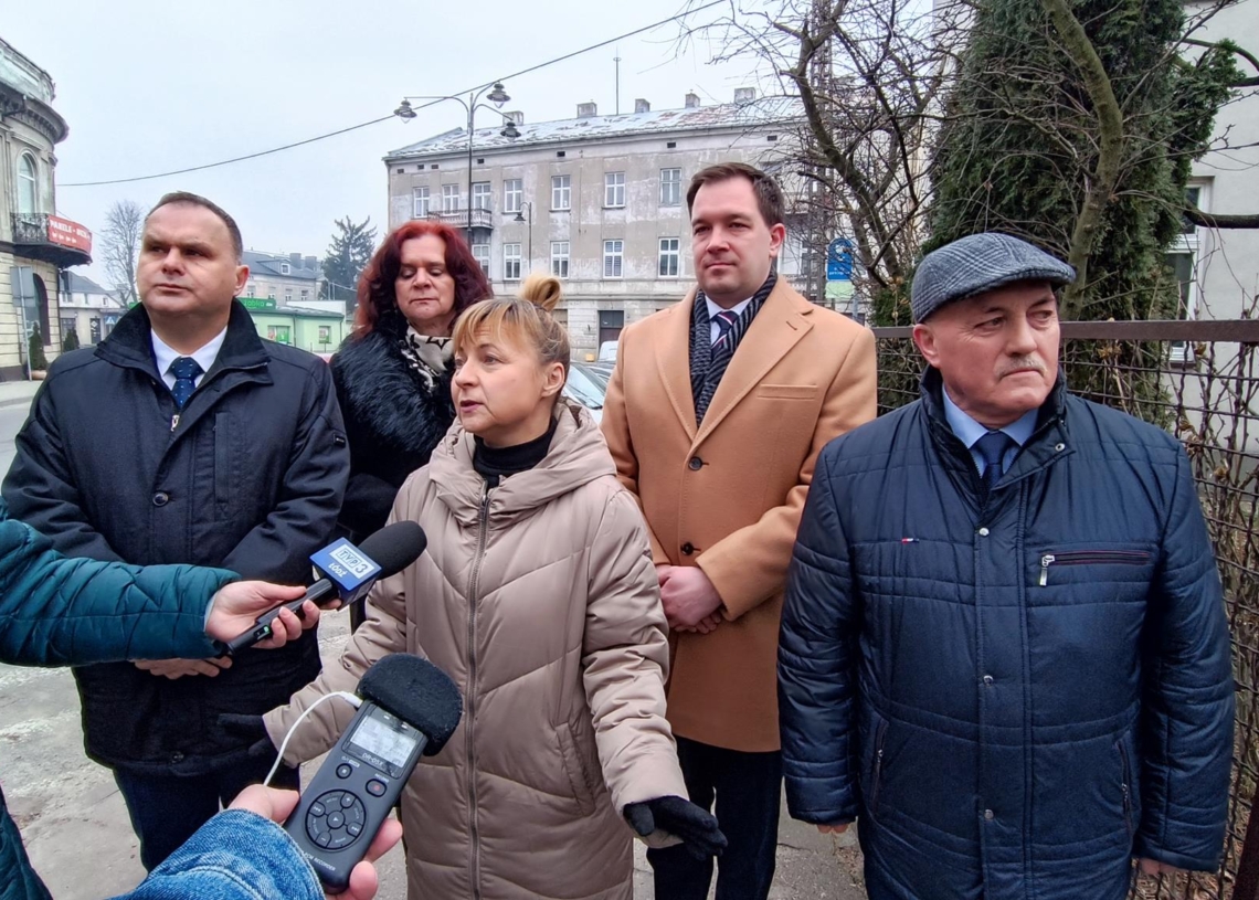 Solidarna Polska krytykuje planowane unijne ograniczenia dotyczące produkcji mięsa i emisji CO2 przez samochody spalinowe