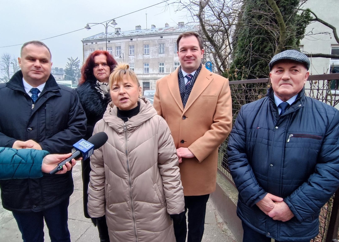 Solidarna Polska krytykuje planowane unijne ograniczenia dotyczące produkcji mięsa i emisji CO2 przez samochody spalinowe