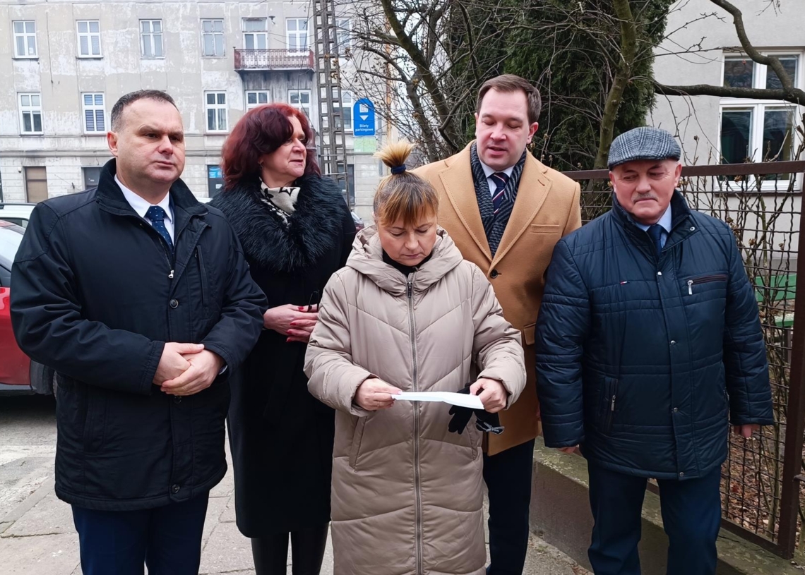 Solidarna Polska krytykuje planowane unijne ograniczenia dotyczące produkcji mięsa i emisji CO2 przez samochody spalinowe