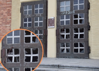 Wandale w Sieradzu zniszczyli drzwi kościoła