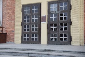 Wandale w Sieradzu zniszczyli drzwi kościoła