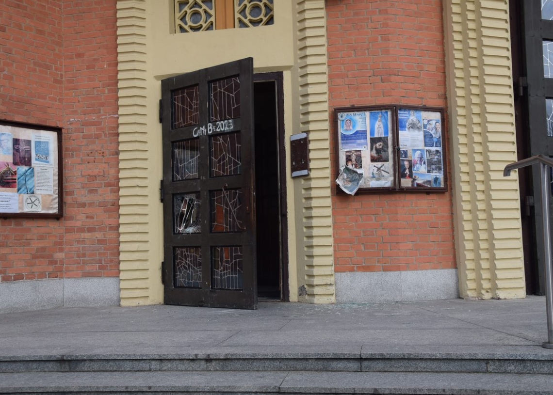 Wandale w Sieradzu zniszczyli drzwi kościoła