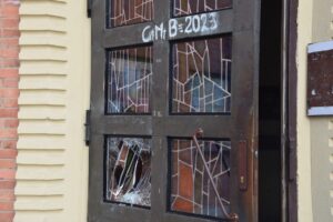 Wandale w Sieradzu zniszczyli drzwi kościoła