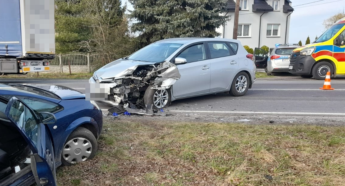 Czołowe zderzenie dwóch osobówek na DK12 w Ocinie. Jedna osoba ranna 1 Czołowe zderzenie dwóch osobówek na DK12 w Ocinie