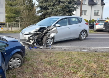 Czołowe zderzenie dwóch osobówek na DK12 w Ocinie