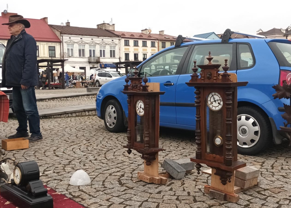 Targi staroci na skierniewickim rynku