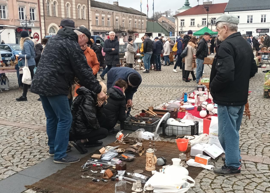 Targi staroci na skierniewickim rynku