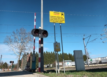 Zatrzymaj się przed torami - nie ryzykuj!