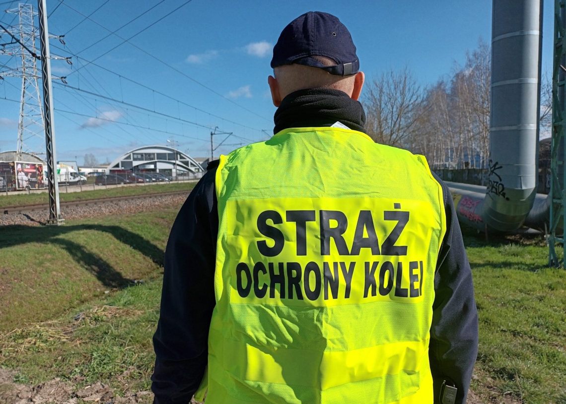 Zatrzymaj się przed torami – nie ryzykuj! Kolejarze przypominają o zasadach bezpieczeństwa na przejazdach