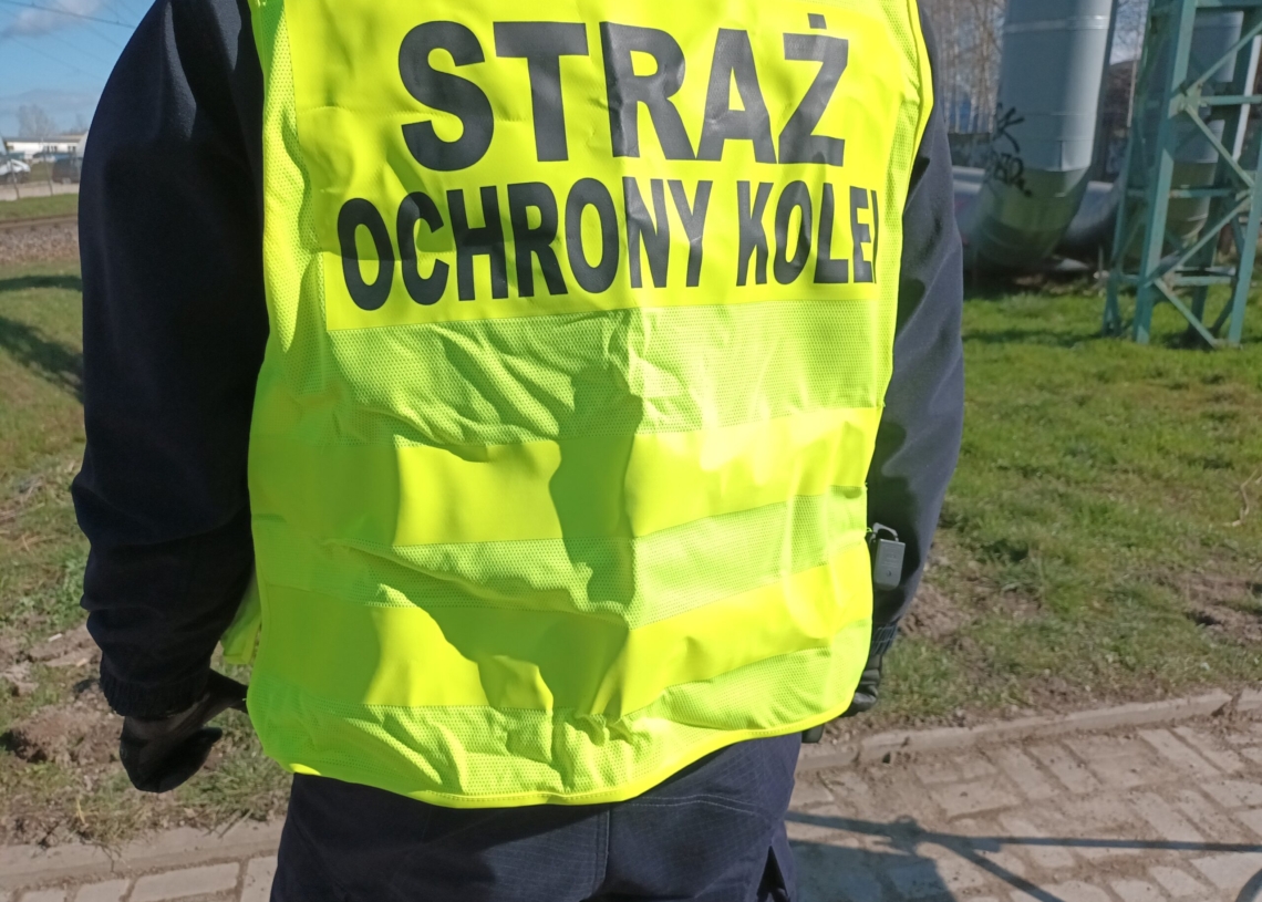Zatrzymaj się przed torami – nie ryzykuj! Kolejarze przypominają o zasadach bezpieczeństwa na przejazdach