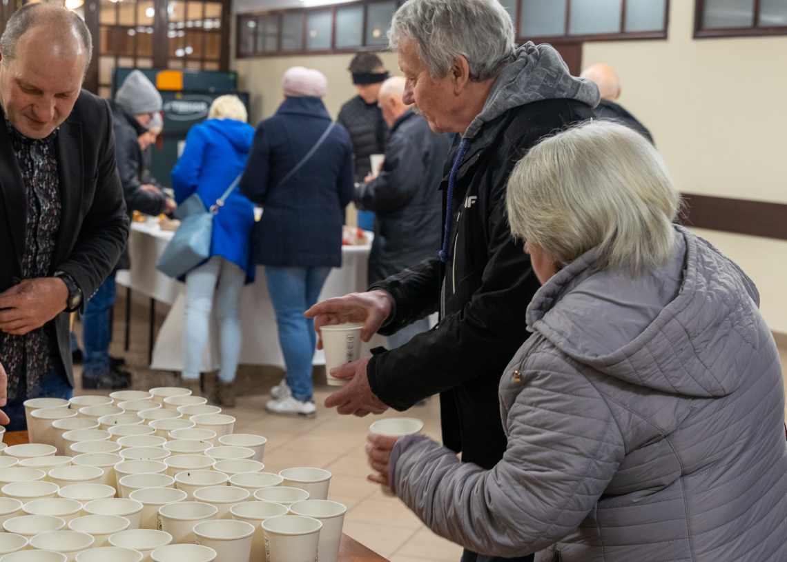Śniadanie wielkanocne tradycyjnie zorganizował ksiądz Wiesław Kamiński