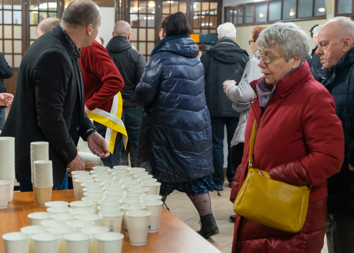 Śniadanie wielkanocne tradycyjnie zorganizował ksiądz Wiesław Kamiński