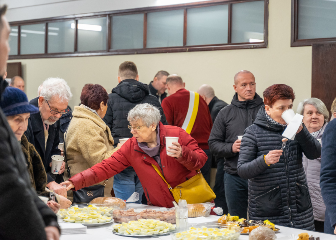 Śniadanie wielkanocne tradycyjnie zorganizował ksiądz Wiesław Kamiński