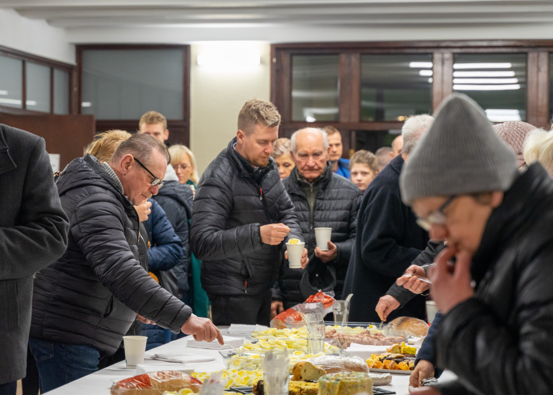 Śniadanie wielkanocne tradycyjnie zorganizował ksiądz Wiesław Kamiński