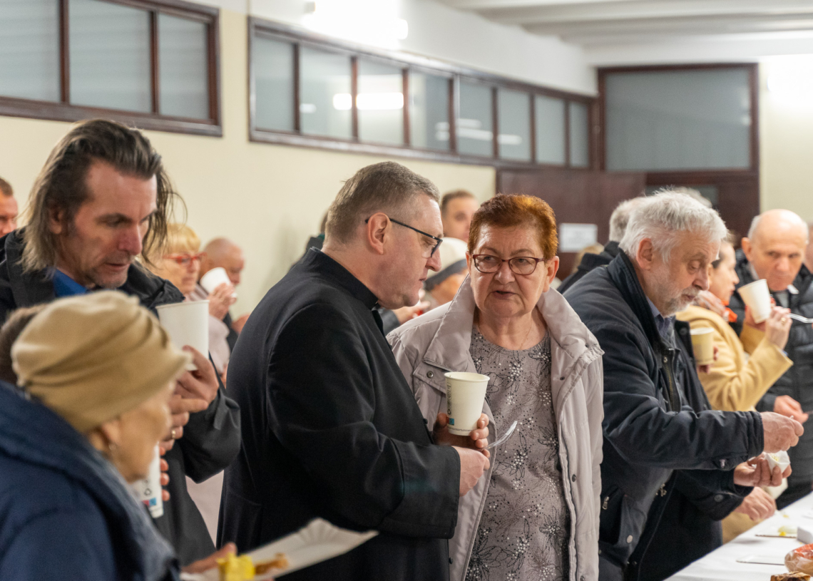 Śniadanie wielkanocne tradycyjnie zorganizował ksiądz Wiesław Kamiński