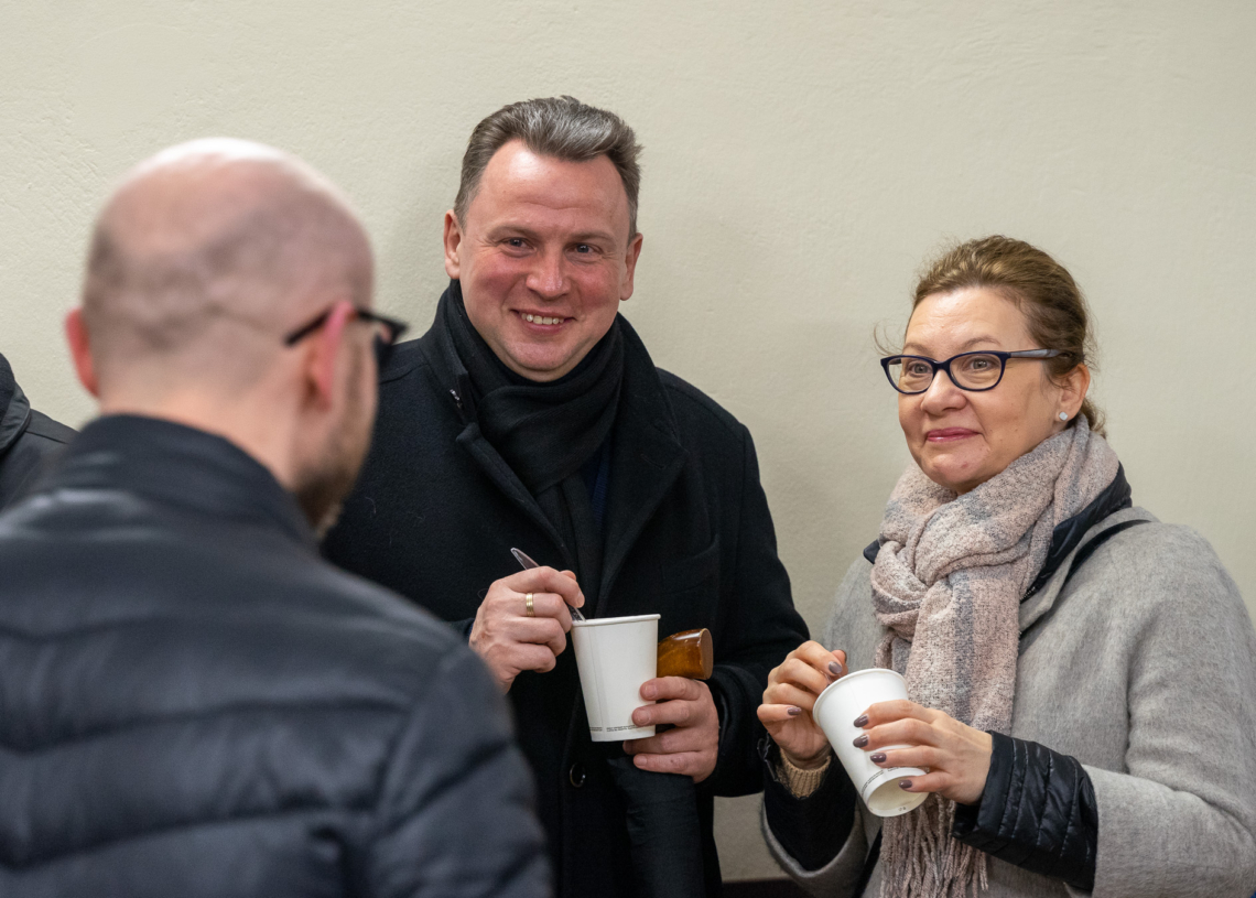 Śniadanie wielkanocne tradycyjnie zorganizował ksiądz Wiesław Kamiński