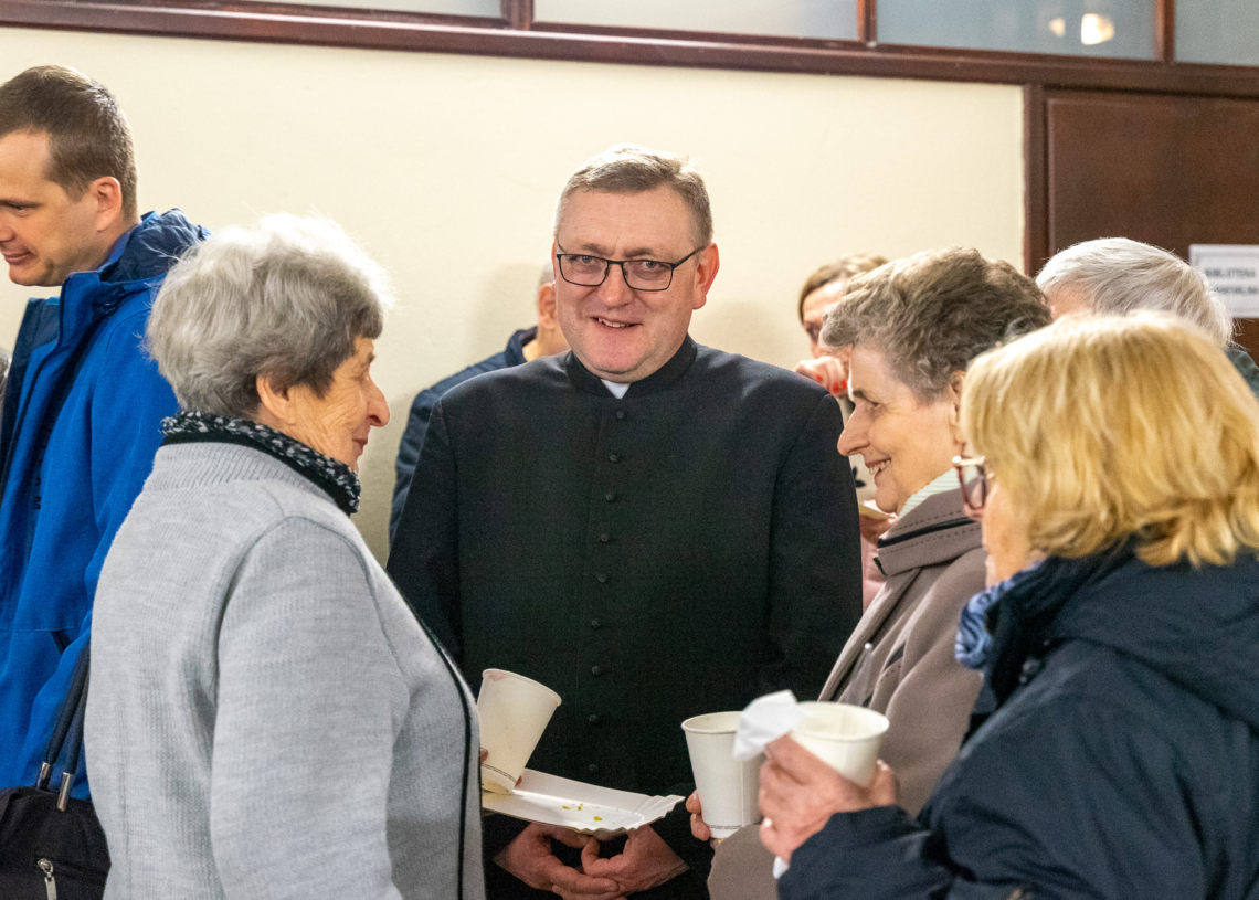 Śniadanie wielkanocne tradycyjnie zorganizował ksiądz Wiesław Kamiński