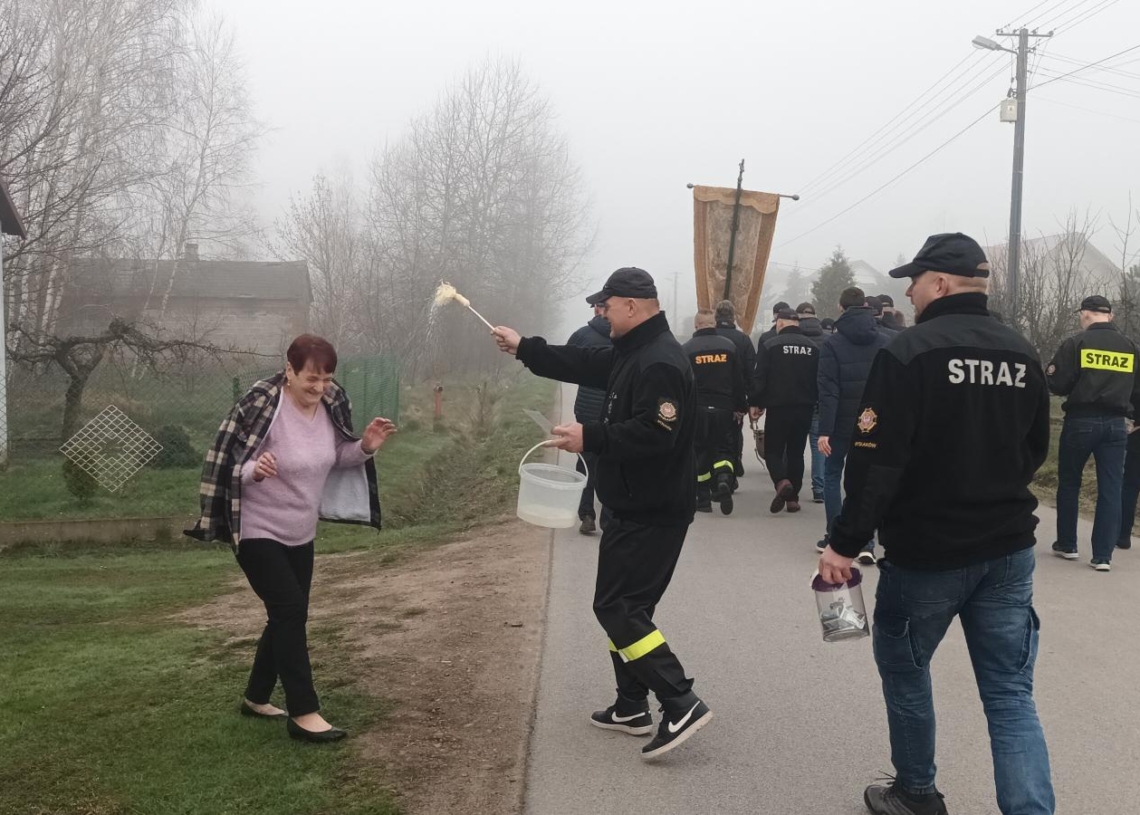 Chodzenie z chorągwią na wsiach łowickich
