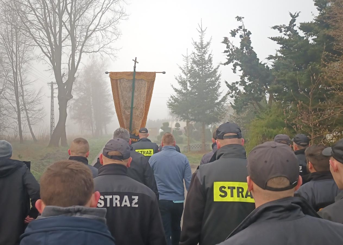 Chodzenie z chorągwią na wsiach łowickich