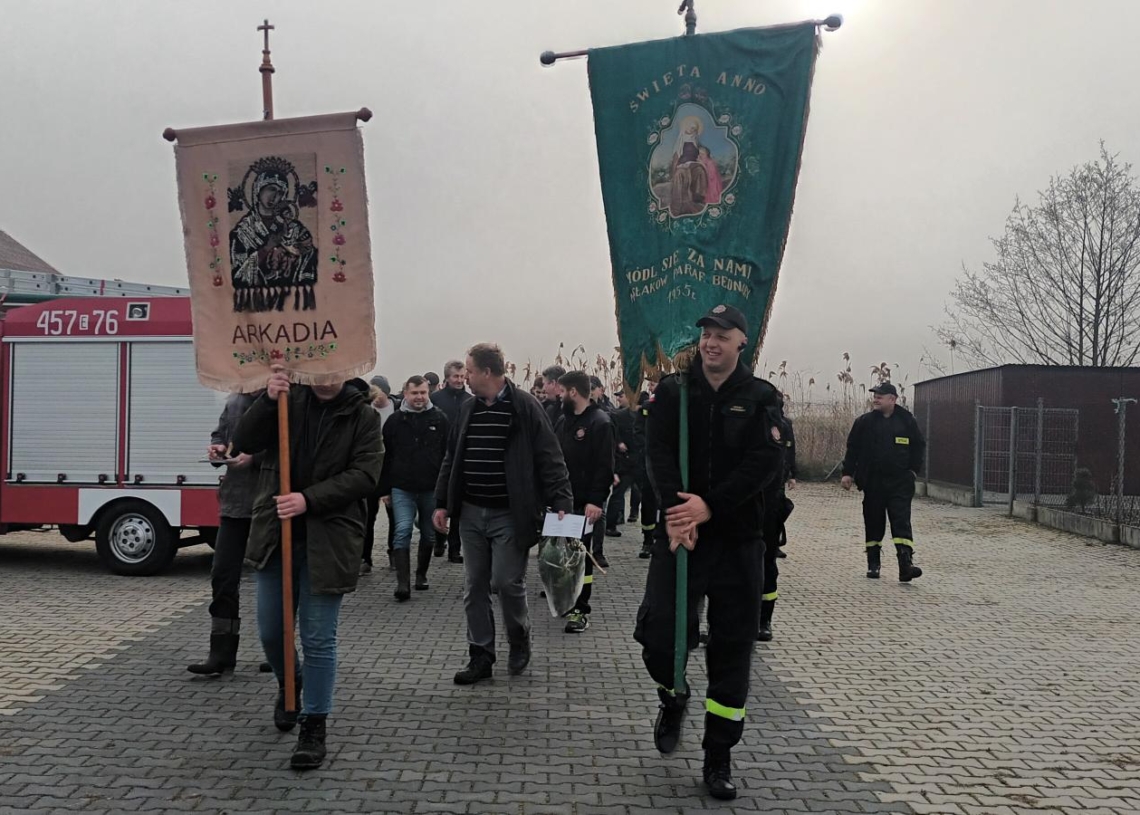Chodzenie z chorągwią na wsiach łowickich