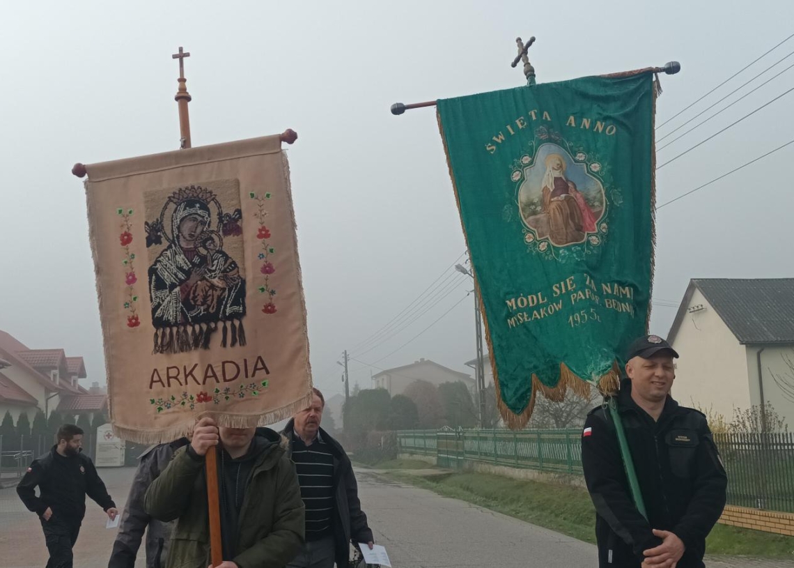 Chodzenie z chorągwią na wsiach łowickich
