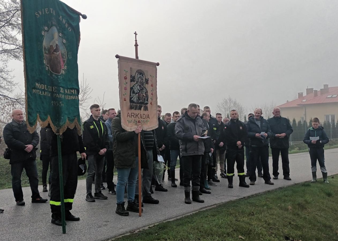 Chodzenie z chorągwią na wsiach łowickich