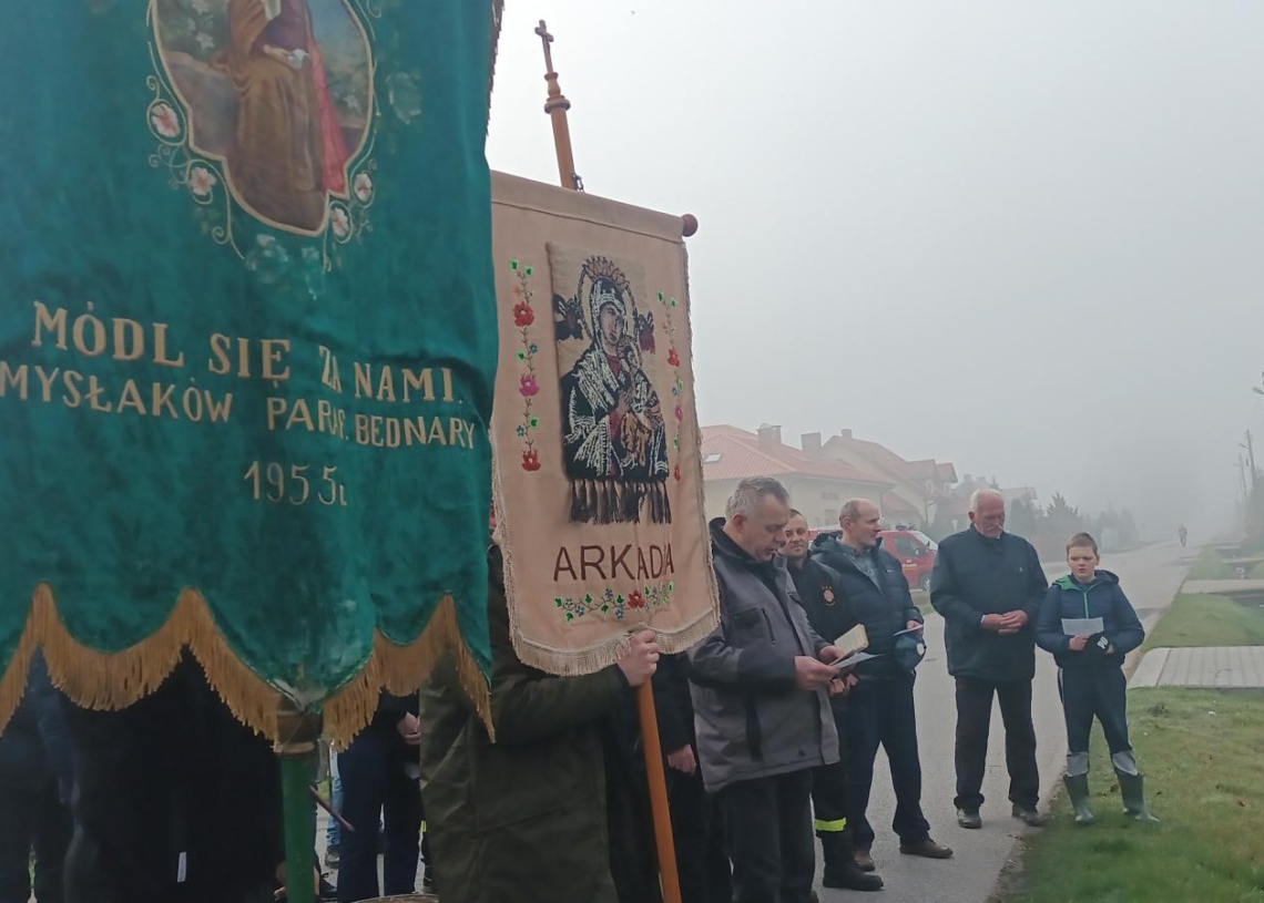 Chodzenie z chorągwią na wsiach łowickich