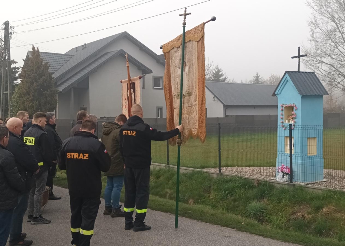 Chodzenie z chorągwią na wsiach łowickich