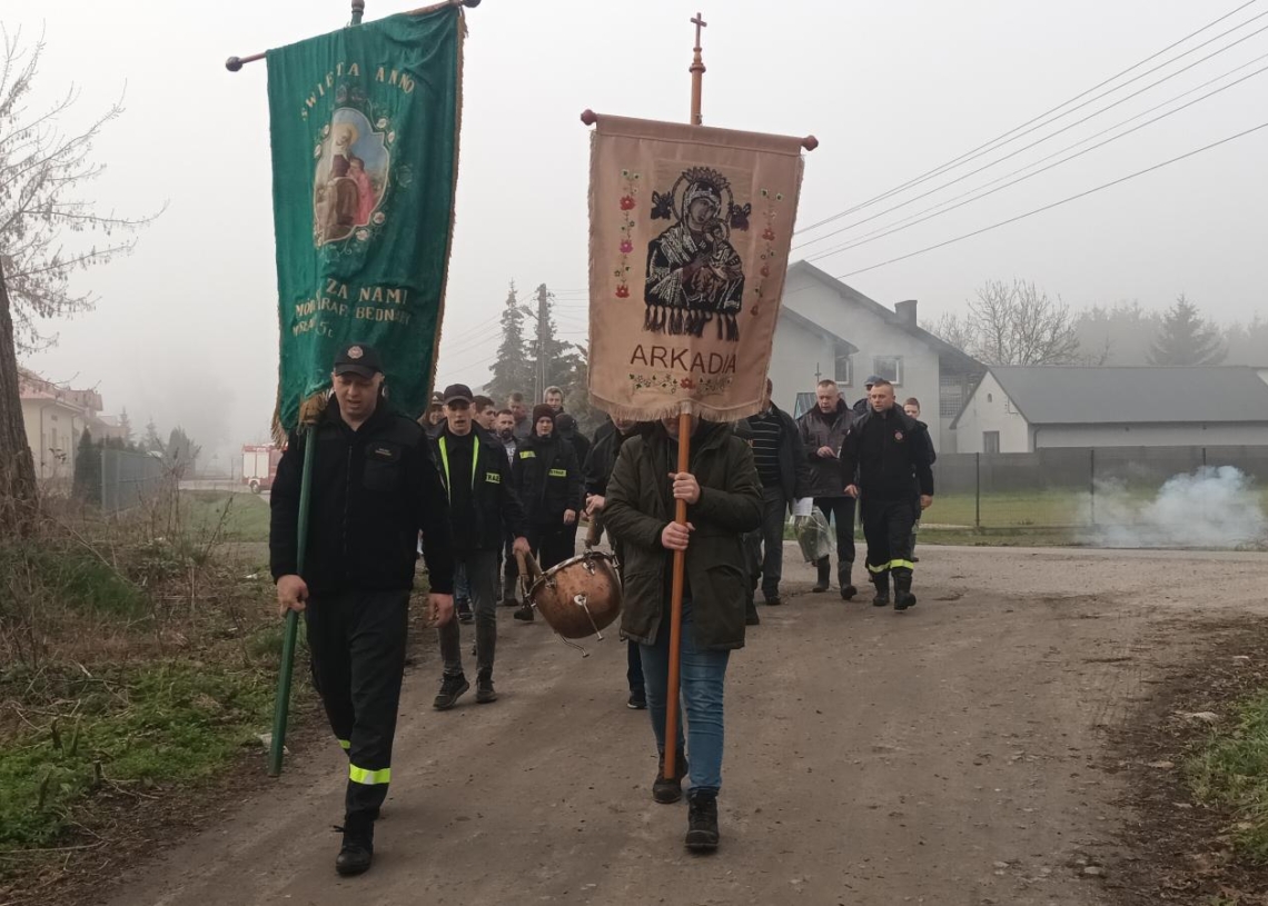Chodzenie z chorągwią na wsiach łowickich