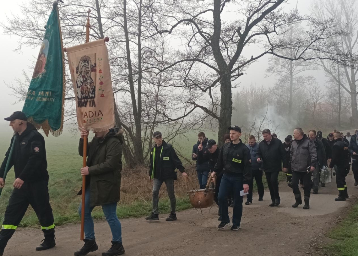 Chodzenie z chorągwią na wsiach łowickich