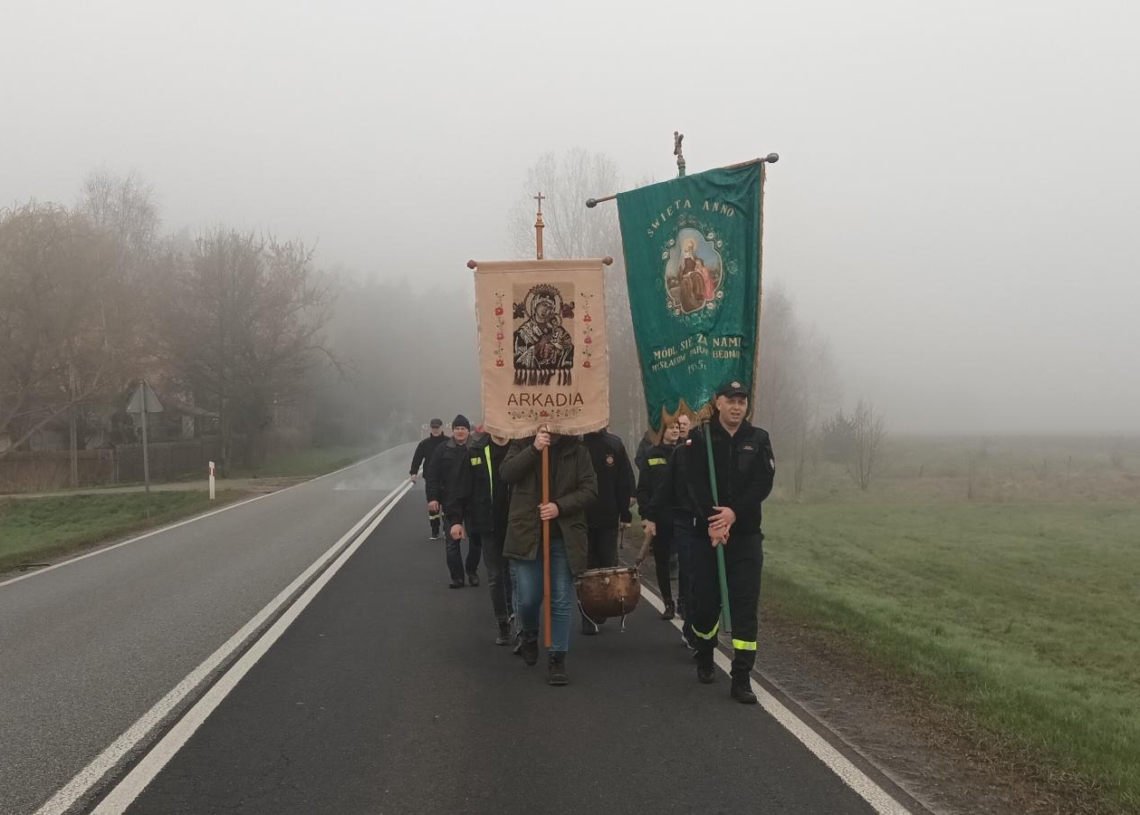 Chodzenie z chorągwią na wsiach łowickich